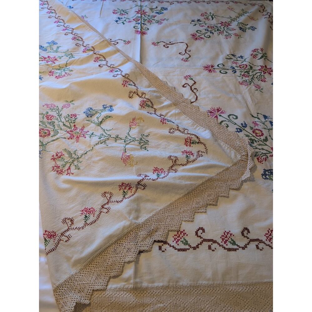 VINTAGE HAND EMBROIDERED Cross Stitched Crochet With Lace Bed Spread Cover - Picture 3 of 7